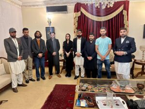 اسلام آباد:حریت رہنما یاسین ملک کی اہلیہ مشعال حسین ملک کی سوشل میڈیا انفلیونسرز اور صحافیوں سے ملاقات کے بعد گروپ فوٹو